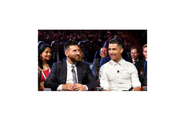 神業だ…「体の85％が麻痺」の画家、片足でメッシとロナウドを描く