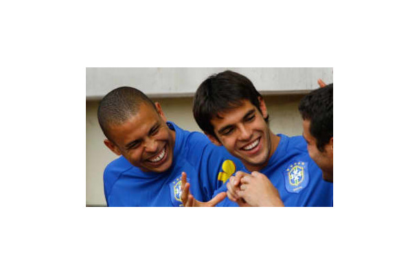 男前カカ、先輩ロナウドとツンデレが最高に和む