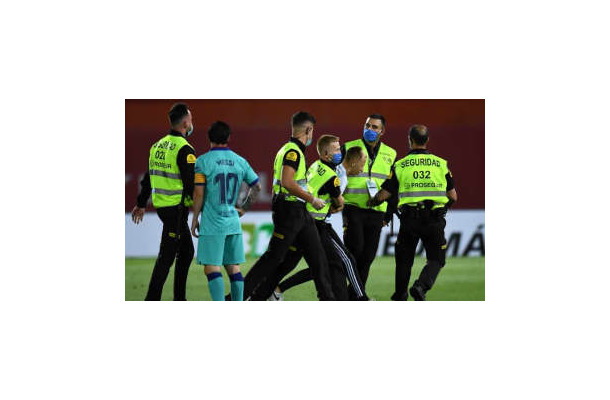 久保vsメッシの無観客戦に乱入男 「2mのフェンスを飛び越えた」などと話す