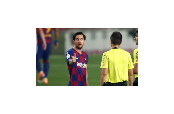 メッシ、相手DFの足を踏みつけ　「問題シーン」がこれ