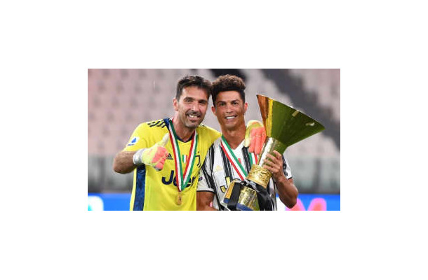 ユーヴェ、優勝メダル授与！あのロナウドがこんなにはしゃいでた