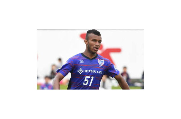 元FC東京のヴェローゾ、「おちょくりドリブル」で相手が怒タックル！味方監督からも怒られる