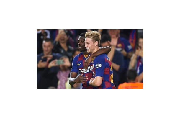 バルサFWデンベレ、味方デヨングにズタズタにされる