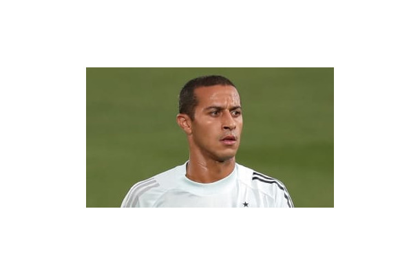 リヴァプール移籍のティアゴ、「日本のスパイク」を試し履きしてた