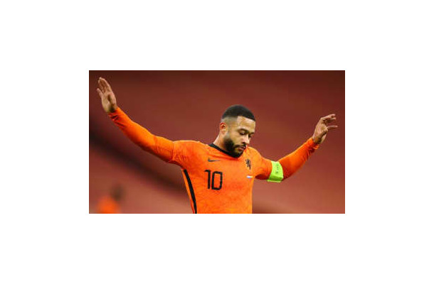 デパイ、主審をずっこけさせる　パスで