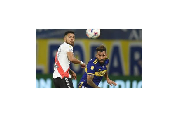 まさに「神の手セーブ」！ゴールから勝手に外れていくボールが話題