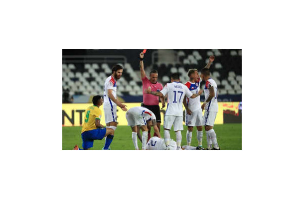 ブラジル代表ジェズス、衝撃の“空手キック”で一発レッド！空中で相手を蹴り飛ばす