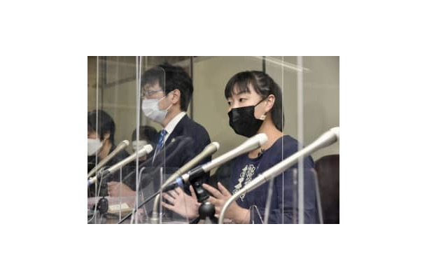 東京地裁への提訴後に記者会見するフォトジャーナリストの安田菜津紀さん（右）＝8日午後、東京・霞が関の司法記者クラブ