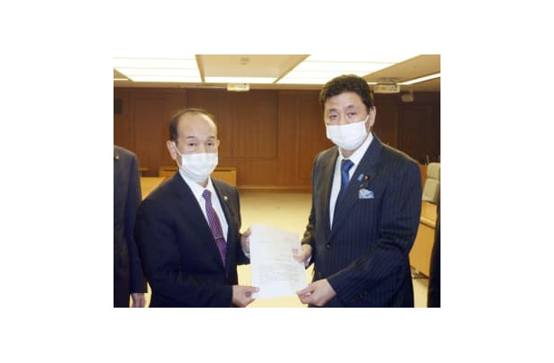 岸防衛相（右）に要請書を手渡す青森県三沢市の小檜山吉紀市長＝8日午後、防衛省