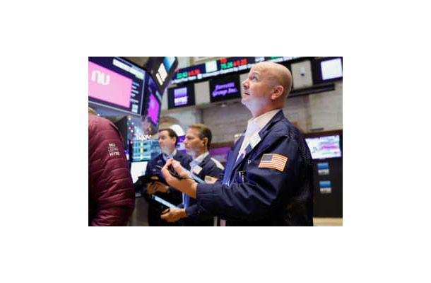 9日、ニューヨーク証券取引所で働くトレーダーたち（ロイター＝共同）