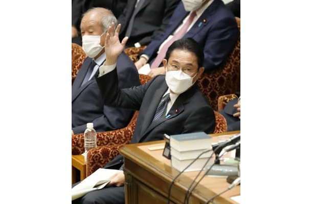 衆院予算委で答弁のため挙手する岸田首相＝13日午前