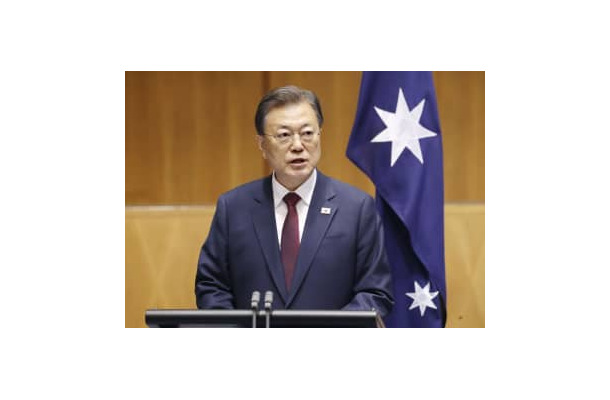 13日、オーストラリア・キャンベラで記者会見する韓国の文在寅大統領（聯合＝共同）