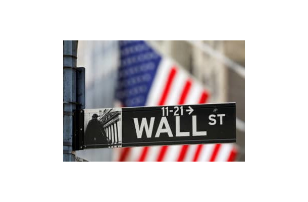 ニューヨーク・ウォール街にある標識（ロイター＝共同）