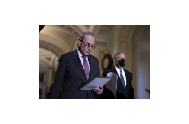 報道陣の取材に応える民主党上院のチャック・シューマー院内総務＝14日、ワシントン（AP＝共同）