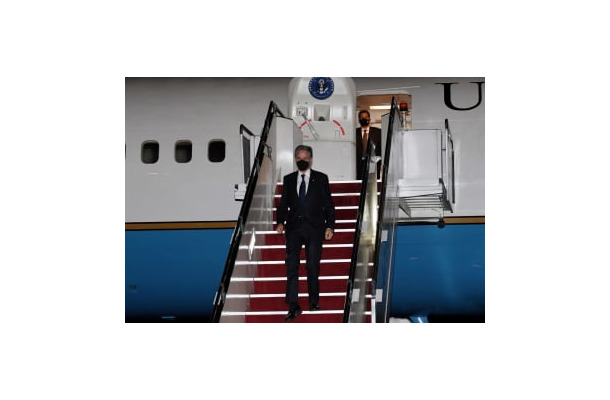 14日、マレーシアのクアラルンプールの空港に到着したブリンケン米国務長官（ロイター＝共同）