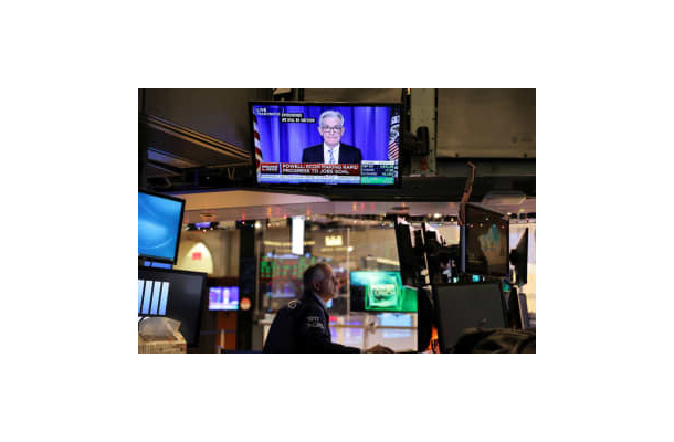 ニューヨーク証券取引所のディーラー＝15日（ロイター＝共同）