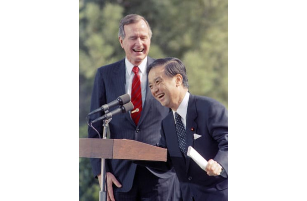 1990年3月、ブッシュ（父）大統領（左）との首脳会談を終え、米パームスプリングズで会談の成果を発表する海部俊樹首相（AP＝共同）