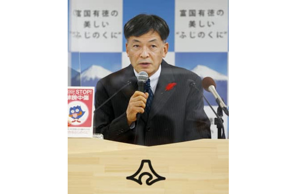 10月、記者会見する静岡県の難波喬司副知事＝県庁