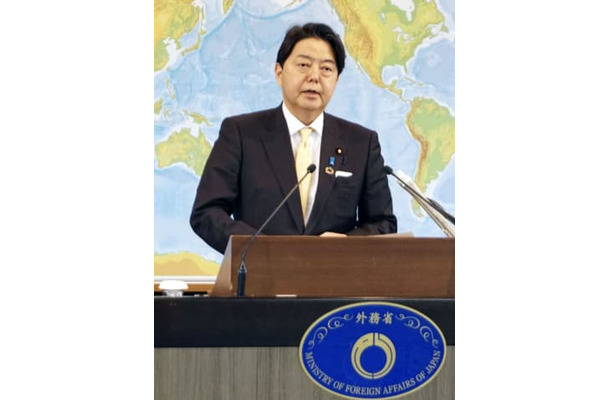 記者会見する林外相＝24日午前、外務省