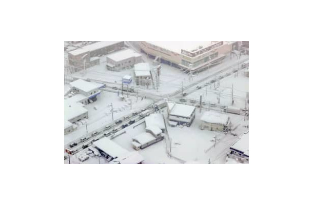 大雪の影響で多くの車が立ち往生した滋賀県彦根市内の道路＝27日午前9時49分（共同通信社ヘリから）