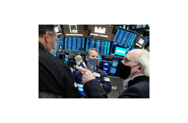 ニューヨーク証券取引所のディーラーたち＝3日（ゲッティ＝共同）