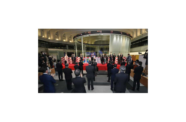 年明け最初の取引となる大発会を迎えた東京証券取引所＝4日午前、東京・日本橋兜町