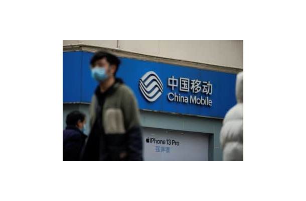 上海の街頭に掲げられた中国移動通信（チャイナモバイル）の看板＝4日（ロイター＝共同）