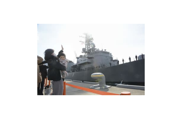 家族らに見送られながら海上自衛隊呉基地を出港する護衛艦「さみだれ」＝9日午前、広島県呉市