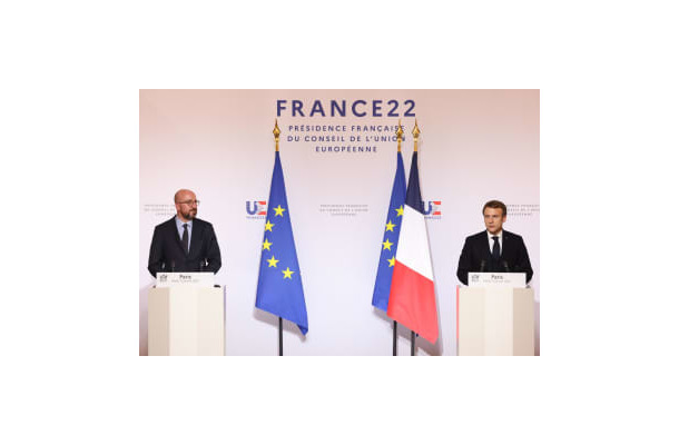 11日、パリで記者会見するフランスのマクロン大統領（右）とミシェルEU大統領（ゲッティ＝共同）
