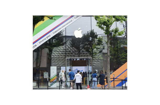 ソウル市内にあるアップルの販売店＝2021年8月（共同）