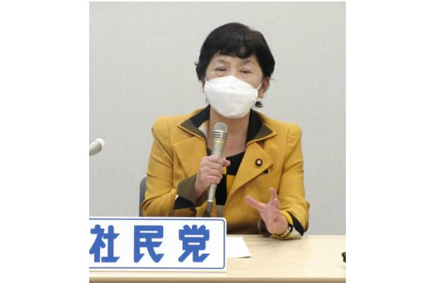 記者会見で、党首選への立候補を表明した社民党の福島党首＝12日午後、国会