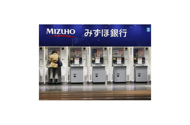 みずほ銀行のATM＝東京都千代田区