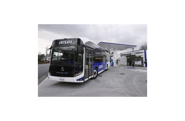 燃料電池で動く通勤用のバス。右奥は水素ステーション＝13日午前、愛知県刈谷市