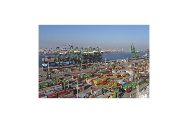 中国天津市の港に積まれたコンテナ＝2021年12月（新華社＝共同）