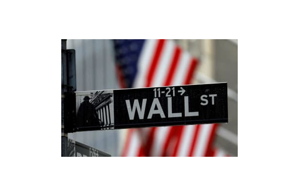 ウォール街の標識＝ニューヨーク（ロイター＝共同）