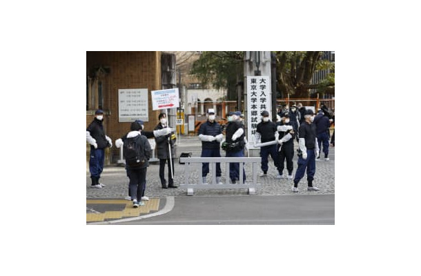 東大前で男女3人が刃物のようなもので男に襲われ負傷し、集まった捜査員ら。不安を抱え大学入学共通テストに臨む受験生もいた＝15日午前9時55分、東京都文京区