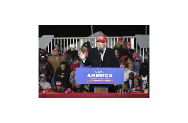 米西部アリゾナ州フローレンスでの集会で、支持者らを前に演説するトランプ前米大統領＝15日（共同）