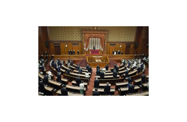 天皇陛下を迎えて開かれた第208通常国会の開会式＝17日午後、参院本会議場