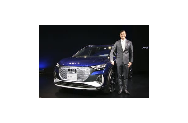 アウディジャパンの「Q4　e―tron」とマティアス・シェーパース社長＝17日午後、東京都港区