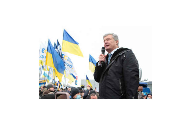 ウクライナ・キエフの空港に到着し、支持者を前に演説するポロシェンコ前大統領＝17日（タス＝共同）