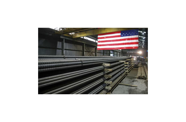 米ミネソタ州の工場で出荷を待つ鋼材＝2019年5月（AP＝共同）