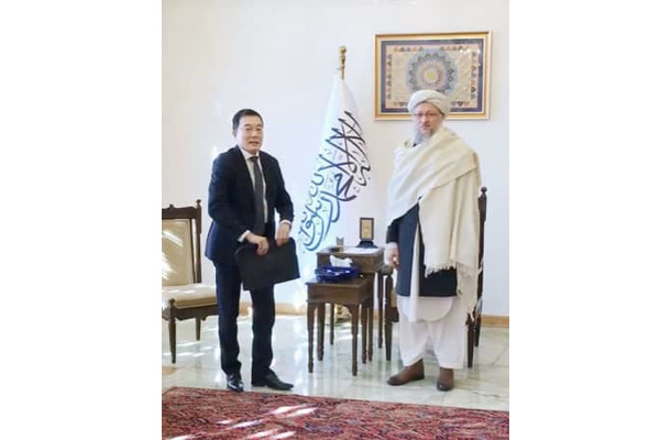 アフガニスタン・カブールでイスラム主義組織タリバン暫定政権のハナフィ副首相（右）と会談する岡田隆駐アフガン大使＝1月（外務省提供）