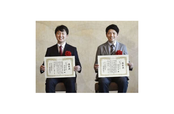 「シチズン・オブ・ザ・イヤー」の2021年度受賞者に選ばれた谷岡哲次さん（右）と平井大輝さん＝27日、東京都内