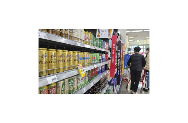 韓国・仁川の大型スーパーに並ぶ日本産ビール＝2021年3月（共同）