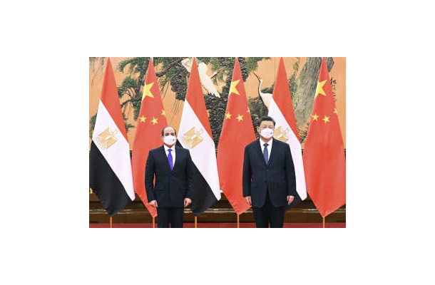 エジプトのシシ大統領（左）と写真に納まる中国の習近平国家主席＝5日、北京の人民大会堂（新華社＝共同）