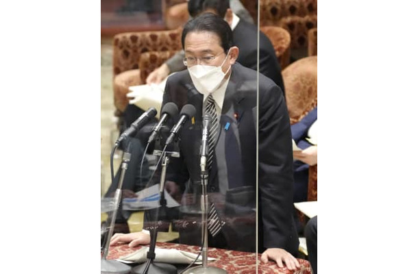 衆院予算委で答弁する岸田首相。新型コロナウイルスワクチンの3回目接種に関し、1日100万回の目標を今月後半に達成できるとの見通しを示した＝7日午後