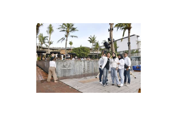 外国人観光客がほぼおらず、国内観光客でにぎわうインドネシア・バリ島のビーチクラブ＝2021年12月（共同）