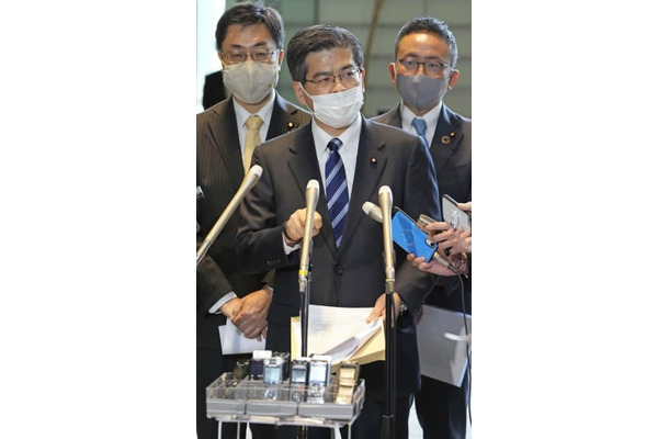 記者団の取材に応じる公明党の石井幹事長＝8日午前、首相官邸
