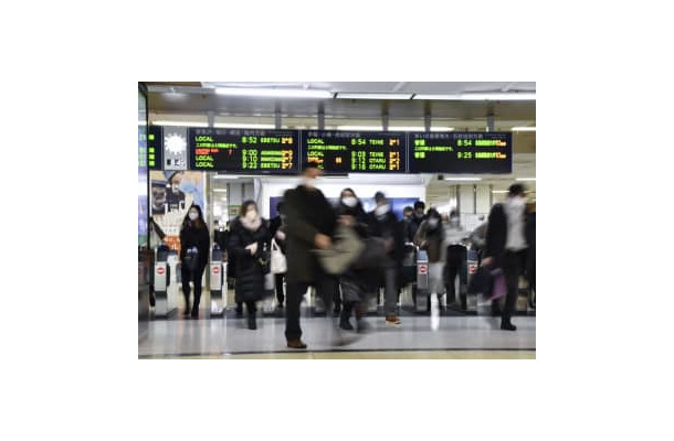 通常運行に戻り、利用客らが行き交うJR札幌駅＝14日午前