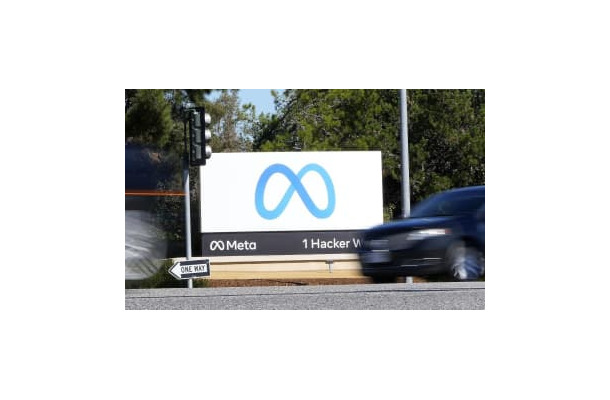 メタ本社に掲げられたロゴマーク＝2021年10月、米カリフォルニア州（AP＝共同）